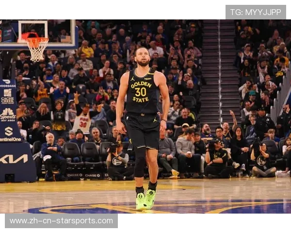 库里逆天远投：每一粒三分都成为比赛的转折点！，库里投超远三分视频